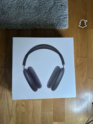 Apple AirPods Max med Smart Case - Säljer ett par Apple AirPods Max i svart med Smart Case. Over-ear design med mjuka öronkuddar och justerbart huvudband i mesh. Grym ljudkvalitet, stilren och modern look. Perfekt för musik, film och gaming.