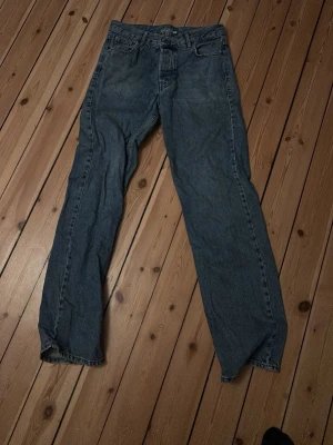 Junkyard blå jeans - Använda unisex junkyard jeans i storlek 28