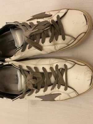 Golden goose skor  - Golden goose skor storlek 41. 2 hål sedan är de några slitage men dem går att fixas lätt med superlim 