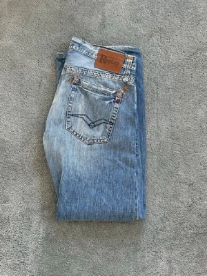 Replay blå raka jeans - Säljer nu dessa tvärfeta vintage Replay jeansen då jag inte längre använder dem. De är straight/regular fit och är 31/34(32(, men passar dig mellan 175 - 185 cm perfekt. Nypris ligger på 1299, jag säljer dem för 399. Det är bara att höra av sig vid frågor, fraktar asap vid köp🔥
