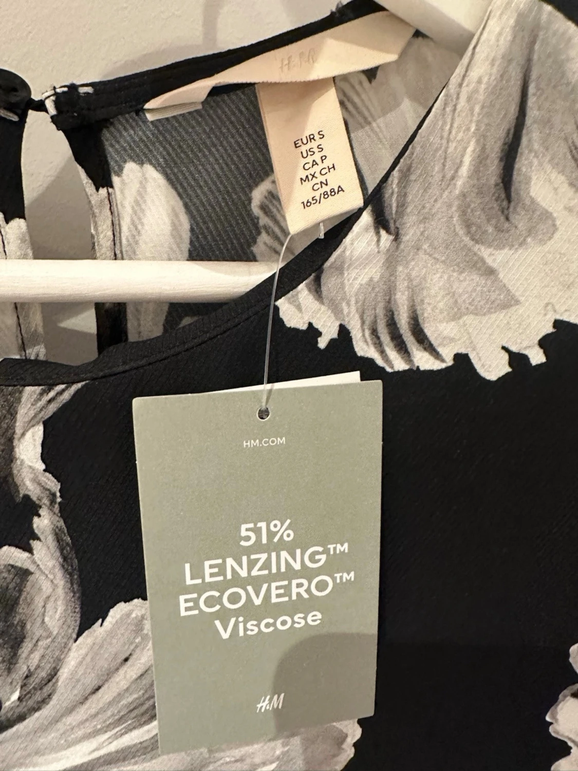 Svart långklänning med blommigt mönster storlek S - 2