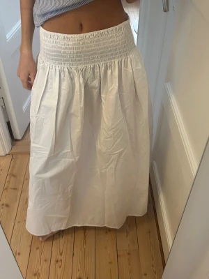 Vit långkjol med smock i midjan - Snygg vit långkjol med bred smock i midjan. Den är från Zara i storlek S🩷🩷🩷