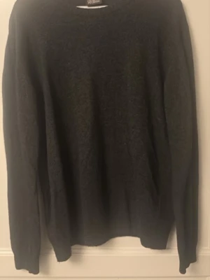 Oscar jacobsson tröja - Fin oscar jacobsson tröja säljs då jag växt ur den, storlek XXL men sitter bra på en L