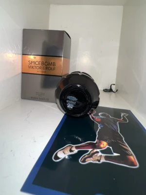 Spicebomb Extreme parfym 90ml - Spicebomb Extreme från Viktor & Rolf är en intensiv herrparfym i en cool, mörkbrun flaska med orange etikett och svart lock. Flaskan har en unik, granatinspirerad form och kommer i originalkartong. Volymen är 90 ml.