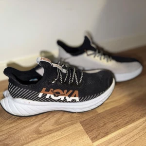 Använda fåtal gånger Hoka One One Carbon X3 - Säljs i befintlig skick! Se gärna bilder och bedöm själv om dom möter dina kriterier då det finns ingen ångerrätt.Använda under sommaren i mindre än en månad men inte varje dag växlad med andra, ena sula är tyvärr borta .jätte jätte fint skick det märks absolut inte att jag använt dom under en månad. Bästa skorna jag ägt nånsin. Hoka One One Carbon X3 är en snabb löparsko med kolplåt. Den är gjord ned Hokas PROFLYX-skum, som är lyhörd och stötdämpande.