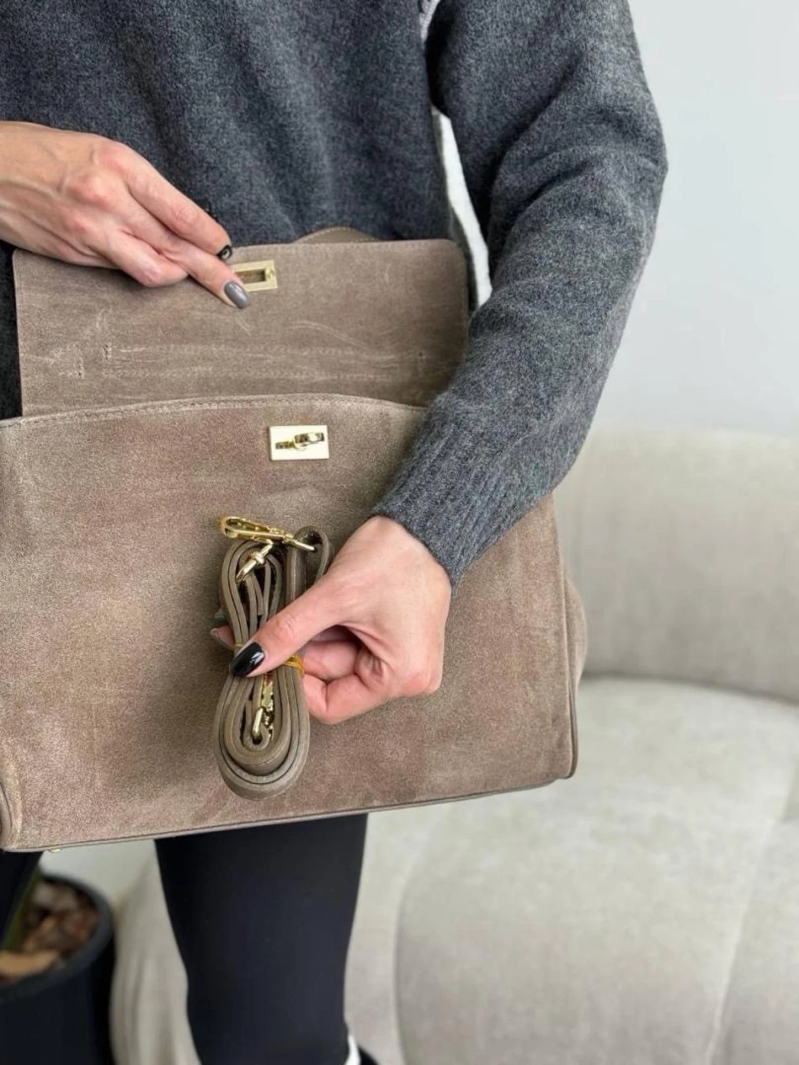 Beige mocka handväska med gulddetaljer - 2