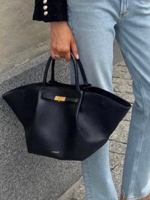 Demellier väska - Handväska lik den från Demellier från märket Call it spring. Knappt använd. Nypris 800