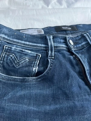 Replay Anbass - Replay Anbass jeans - Slim fit passform - Storlek W31/L30 - Nypris 1800kr - Den har en lite skador vid skrevet men de är bara lite slitningar som inte syns - skriv vid frågor och funderingar!🕺