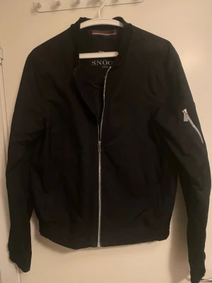 Marinblå snoot bomberjacka - Jätte snygg marinblå snoot bomberjacka. Storlek m men sitter som S