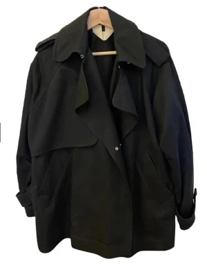 ARKET Trenchcoat/kappa - Kort arketjacka, inköpt 2025 och bara använd under säsong. 55% Lin 45% bomull⭐️ Storlek XS, är fortfarande lite oversize på mig🤎