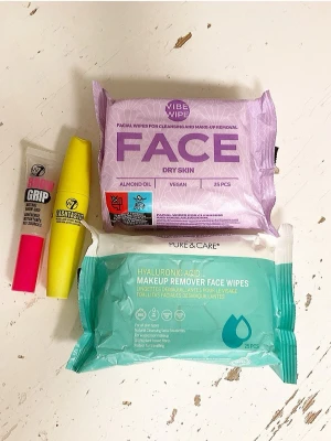 🍒Smink kit🍒 - 🍒Smink kit🍒 med 1 w7 lashtastic mascara som endast är testad, 1 w7 brow grip som är använd några gånger, pure and care hyaluronic acid makeup remover face wipes och vibe wipe facial wipes for cleansing and make up removal. Båda wipesen är oöppnade.🍒