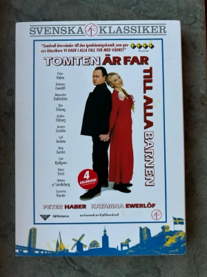 NY Tomten är far till alla barnen dvd - HELT NY & INPLASTAD Svensk komedi klassiker på DVD. Med Peter Haber och Katarina Ewerlöf i huvudrollerna. En rolig film för hela familjen.  Finns på språk: Svenska 