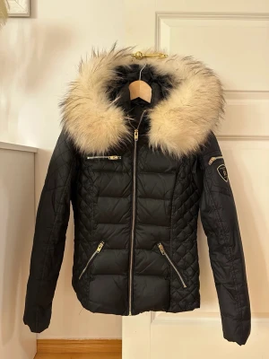 Rockandblue jacka - Xs - Säljer min fina rockandblue jacka med vit päls runt i storlek Xs. sparsamt använd😊 kan visa bilder på! Fejk päls!!