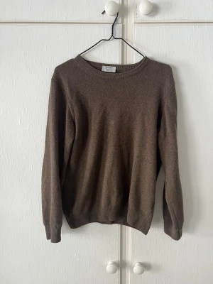 Brun stickad tröja i ullblandning - En enkel och stilren brun stickad tröja från italienska märket Rinacente, köptes i Rom. Tröjan är i väldigt gott skick och trendig i dessa tider. Perfekt att matcha med det vardagliga livet men också till uppklädnand! 