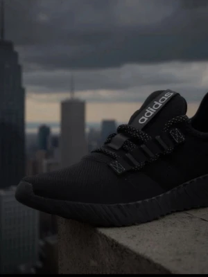 Adidas Flow Kapri Sneakers - Adidas Flow Kapri Sneakers, inköpta på BOOZT. Har använd dem 2-3 gånger och de kändes lite föe trånga, säljer vidare. Storlek 38, innermått 24cm. 