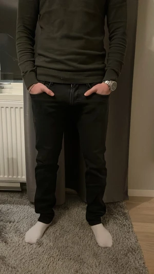 Svarta Replay jeans  - Snygga svarta jeans i modell anbass 