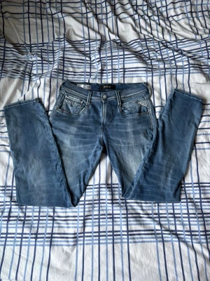 Replay jeans w30 L30 - Säljer ett par ljusblå replay jeans med snygga slitningar framtill. !!Pris går att diskutera!!👍Anstånds cirka två gånger. Skick 9/10👍Jeansen har raka ben och normal passform, perfekta till vardags. Om det är några funderingar🧐så är det bara att fråga på.