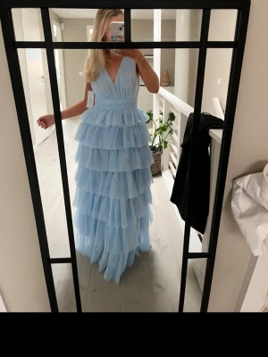 Balklänning - Säljer min balklänning. Använd endast en gång. Nypris 1799 kr. Jag är 169 cm 🌸