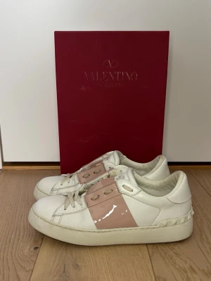 Valentino open - Valentino opens i storlek 35 kommer med alla tillbehör, låda extra snören, dustbag och papper. Vid frågor är det bara att höra av er🙌