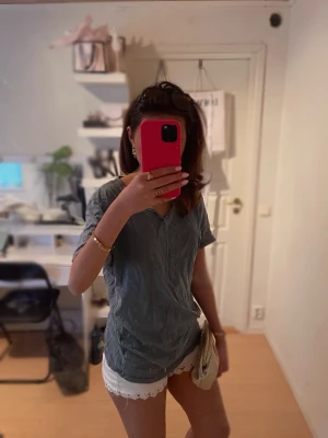 Blå tröja/tshirt  - Smutsblå tröja med öppen hals 😽💕