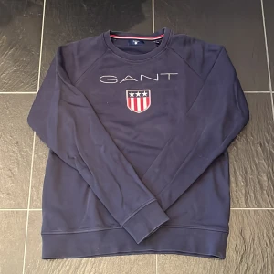 Gant kofta! - En snygg Gant kofta som passar super bra till hösten, man kan se på tröjan att den har lite fläckar och skrynklor men innan jag packar och skickar pakatet så stryker jag och tvättar alltid! 