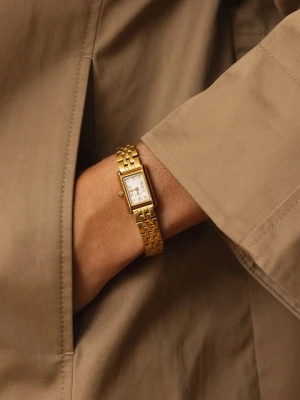 Mockberg Klocka - Stilren guldfärgad klocka från Mockberg med rektangulärt ur och länkarmband. Urtavlan är vit med tydliga markeringar och klassisk design. Perfekt accessoar för dig som gillar tidlös och elegant stil.