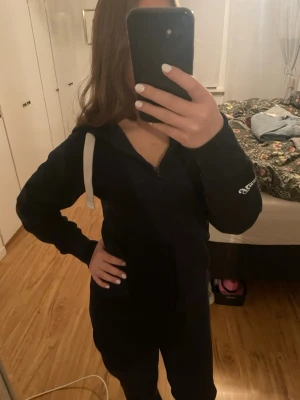 Mörkblå russemerch  - Mörkblått russemerch och dragkedja. Perfekt för chill hemma och har logga på ärmen. Långärmad och helkroppsdesign för extra komfort. Super skön och snygg samtidigt 🙌🏼Aldrig använt! 