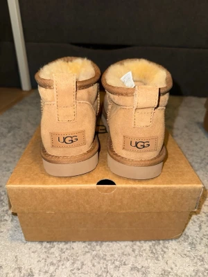 Ugg mocka ultra mini - Dessa populära UGG i mocka med fårskinn inuti. Sjukt sköna och perfekt nu med detta väder. Säljer pga flytt. 