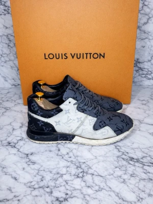 Louis Vuitton trainers  - Säljer dessa Louis Vuitton trainers.                                                           Skicket är bra men skorna har limmats                                                    Storlek 43 true to size.                                                                                          Inget og ingår.                                                                                                   Följer man så får man Rabbat 👌