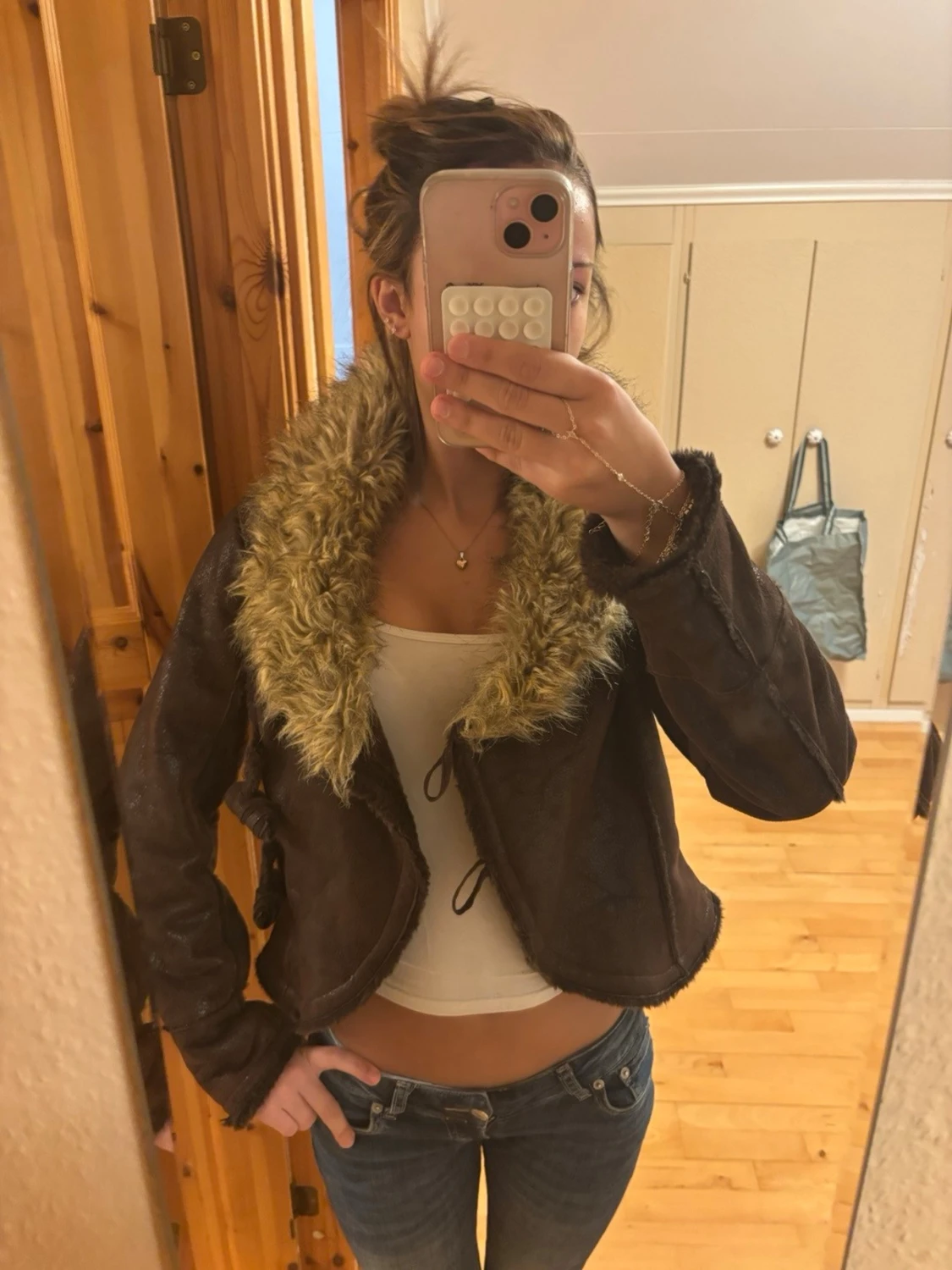 Brun pälsjacka med stor krage