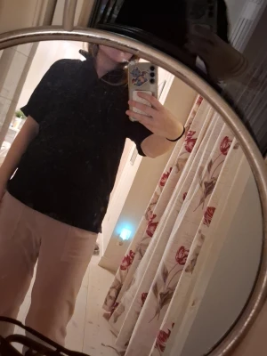 Svart t-shirt från Fronta, M - En klassisk svart t-shirt från Fronta i storlek M. T-shirten har korta ärmar och en rak passform som funkar till det mesta. Tillverkad i mjukt material som känns skönt mot huden. Perfekt basplagg för alla tillfällen.