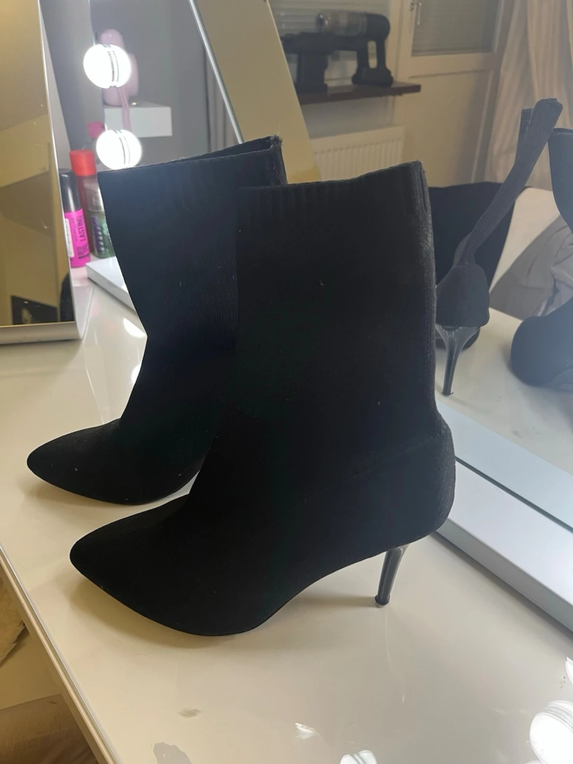 Svarta stretchiga stövletter med klack - 1
