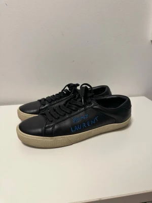 Saint Laurent Skor - Säljer nu dessa riktigt fina Saint Laurent skor Storlek 37 Grymt skick, inga skador nästan som nya! Mycket sällsynt färg!  Kan möjligen passa 38 med Skriv vid frågor!✌️