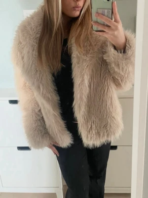 Beige fluffig pälsjacka - Säljer min superfina beiga pälsjacka i storlek M🤍🤍 Superfin och skön. Använd fåtal gånger så i bra skick🤍 Ge gärna prisförslag