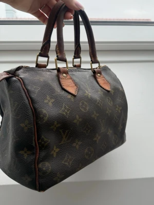 Louis Vuitton Speedy - Klassisk handväska från Louis Vuitton i en av deras speedy modeller. Väskan köpte jag ifrån vestiaire collective. Kvittot finns tyvärr inte men serienummer finns inne i väskan🤎Den är älskad så den har lite skavanker🤎