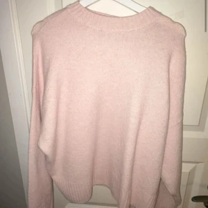 Ljusrosa stickad tröja - Ljusrosa stickad tröja från Vero Moda storlek S. Använd 1 gång💗
