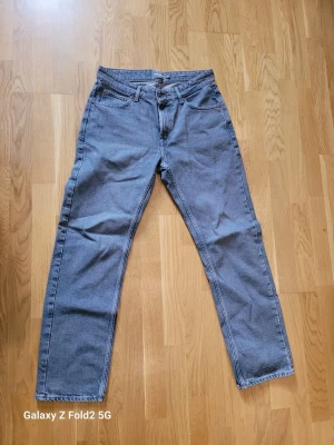 Dressmann  raka jeans med klassisk passform - Snygga grå jeans med raka ben och klassisk femficksdesign. Jeansen har normal passform och stängs med dragkedja och knapp. Perfekta för en stilren och enkel look.