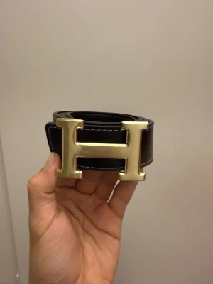 Svart-Guldigt Hermèsbälte - Tja, säljer detta snygga svart-guldiga hermèsbälte. Inga defekter och i nyskick. Hojta till vid frågor eller funderingar!
