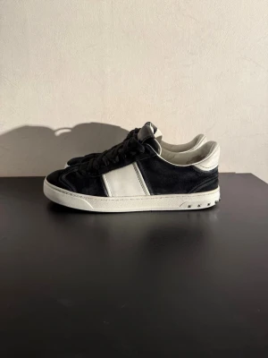 Valentino flycrew - Valentino flycrew | 41,5 men sitter större | 8/10 skick | inget og | obs! Alla nitar är ej original utan är på suttna i efterhand | tveka inte vid funderingar |