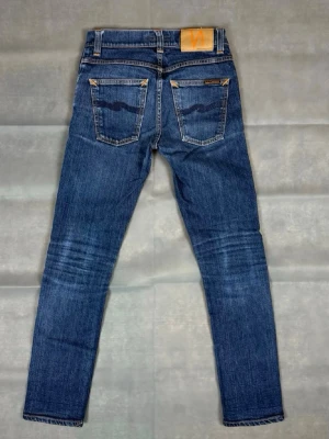 Blå jeans från Nudie Jeans - Nudie Jeans Grim Trim | W27 L30 | Mycket bra skick |