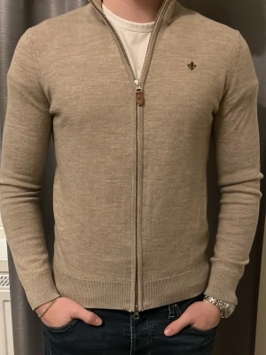 Beige ziptröja från Morris - Snygg beige ziptröja från Morris.