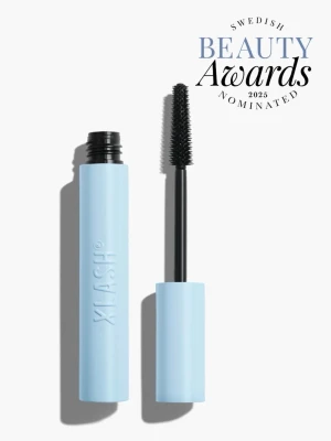 Xlash Weightless Mascara - NY - Xlash Weightless Mascara i svart med en stilren ljusblå tub och klassisk borste. Ger definierade och separerade fransar utan att tynga ner. Perfekt för dig som vill ha naturligt långa och fylliga fransar. Nominerad till Swedish Beauty Awards 2025. Ny pris: 299kr