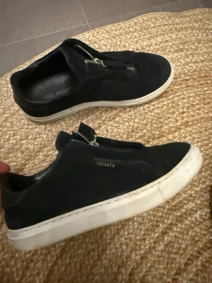 Svarta sneakers Axel Arigato - Snygg skor från arigato .