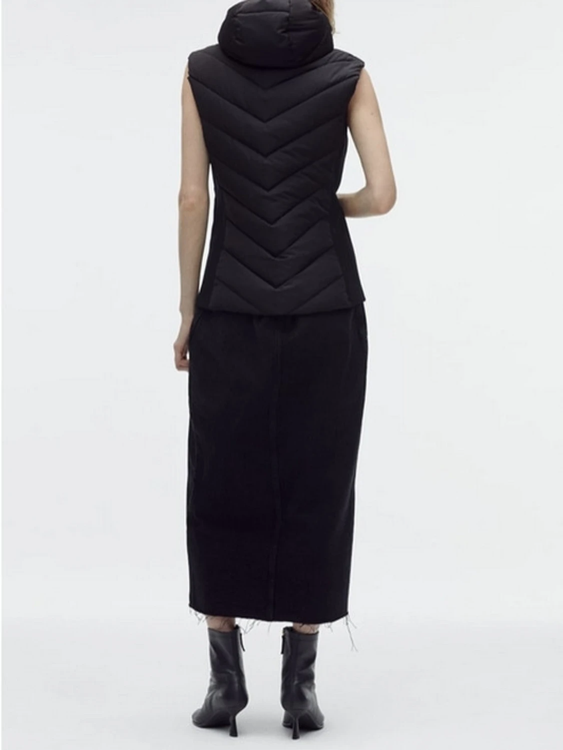 Svart dunväst med huva - 1