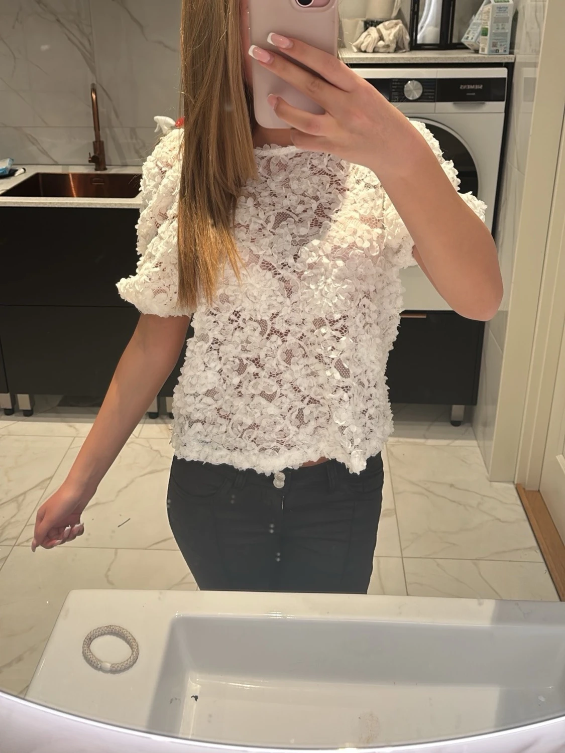 Vit blommig blus med volangdetaljer