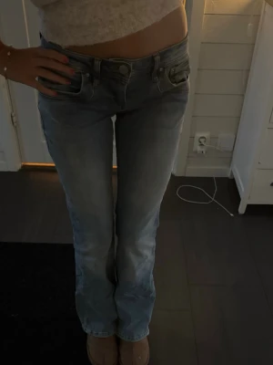 Ljusblå lågmidjade bootcut jeans❤️‍🔥 Ltb - Säljer ett par ljusblå jeans med låg midja och bootcut passform. Jeansen har klassisk femficksdesign och är tillverkade i mjukt denimtyg. W25 L30