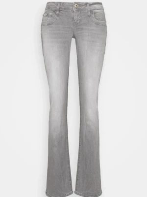 Grå Ltb valerie jeans - Snygga grå jeans med bootcut-modell och låg midja. Jeansen har klassisk femficksdesign och är tillverkade i mjukt denimtyg. Jeansen är från Ltb, köpta på zalando och i modellen valerie. De är i storleken 28/30. De är slitna längst ner då byxorna va lite långa för mig💕
