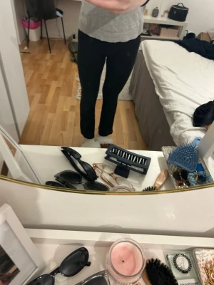 Svarta leggings i bomull - Säljer ett par klassiska svarta leggings i mjukt bomullsmaterial. De har en tight passform och hög midja, perfekta till både oversized tröjor och crop tops. Superbekväma och enkla att styla till olika looks. Den kommer så klart tvättas innan köp. Det är oklart vilken storlek men typ 158