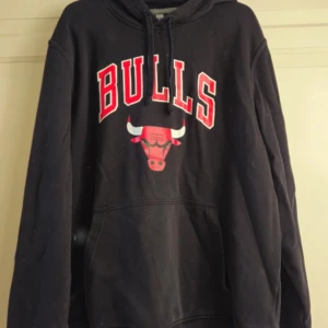  Chicago bulls hoodie - 🏀 Vintage Chicago Bulls hoodie  Säljer denna svarta hoodie med Chicago Bulls tryck. Köpt för 900 kr från Basketshop! 📣 Bulls-logga fram  📏 Storlek: L (passar även M eller S för oversize) 🔄 Skick: Knappt använd, helt ny! 🛍️ Ursprung: Basketshop  💌 Hör av dig om du vill se fler bilder eller ha exakta mått!