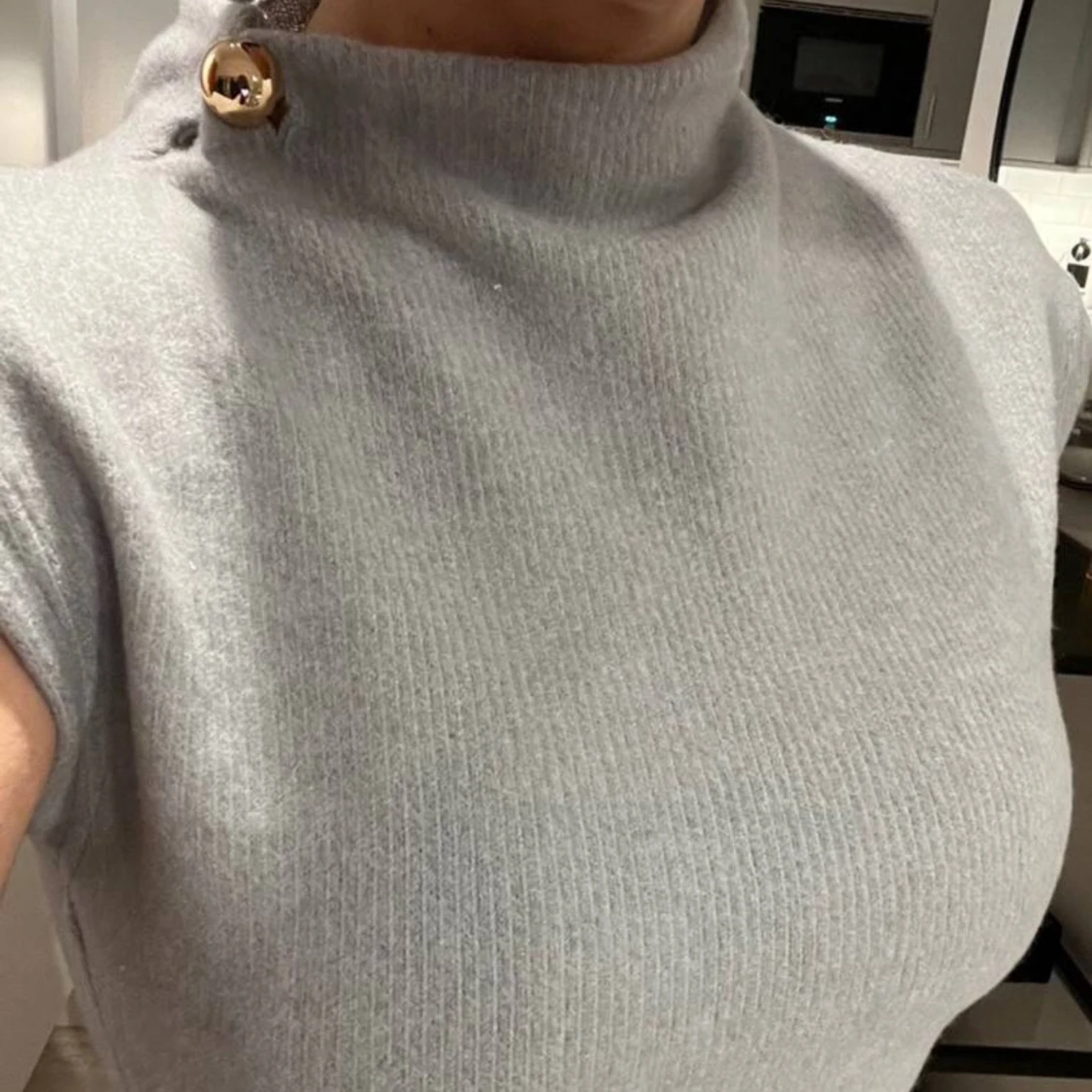 Grå stickad väst med guldfärgad knapp - 1